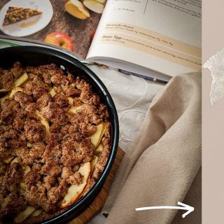 #Comfortfood - das ist, was die rheinemamas derzeit brauchen und davon eine gaaaanze Menge. 🥧

Gesagt, getan, haben wir uns an einen veganen Apfelkuchen gewagt. Ja, ihr lest richtig, das geht! Und das sogar ziemlich köstlich. Durch das Kochbuch @vetox.de testen wir uns gerade durch verschiedene vegane und vegetarische Rezepte.

Riecht ihr auch schon den Duft von Apfelkuchen?

🔽🔽🔽🔽🔽🔽🔽
Und wenn ihr euch genau so, wie wir, immer mehr vegetarisch & vegan ernähren wollt, nicht immer wisst, was ihr kochen oder backen sollt, dann probiert doch Vetox aus. 
Mit uns erhaltet ihr das Buch nicht nur günstiger (Normalpreis: 19,97 € jetzt für nur 14,95 € inkl. Versand), sondern erhaltet zusätzlich noch ein Bienenwachstuch umsonst dazu! Den Link findet ihr in der Bio
🔼🔼🔼🔼🔼🔼🔼

[Alex & Sylvi] [ᴀɴᴢᴇɪɢᴇ]
 #vetox #letsvetoxbaby #veganbacken #veganerkuchen #veganerapfelkuchen #veganrecipes #vegetarianrecipes #vegetarischerezepte #veganerezepte #vegetarisch #vegan #gesunderezepte #gesundeernährung #gesundessen #nachhaltigkeit #nachhaltigleben #nachhaltig #füreinebesserewelt #FoodBlogger #MeinBacken #BackenMachtFreude #BackenIstToll #SelbstGebacken #BackenMachtSpaß