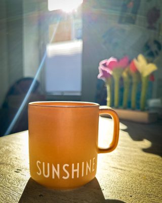 Ich schick euch eine Tasse voller Sonnenschein! ☀️

Auch wenn das Krankenlager hier noch voll im Gange ist und noch nicht alles so läuft wie ich es gerne hätte, gehe ich die neue Woche mit einer positiven Einstellung an. Es kann ja nur besser werden, oder💪🏼

Erzählt mal, wie geht es euch aktuell? 

Und denkt dran, wenn es bei euch momentan nicht läuft, dann ist das auch in Ordnung, das Leben läuft selten perfekt
[Alex] [ᴬⁿᶻᵉⁱᵍᵉ]⠀

#sunshine #motivation #positivethinking #coffee #morningmotivation #inspiration #thisishowifeel #achtsam #selbstfürsorge #lebenmitkindern #zweifachmama #mamablogger_de #rheineMamas ##KREltern #ehrlicheelternschaft #authentischemutterschaft #verantwortung #mamablogger #elternschaft #eltern #namastayinbett #schonwiederkrank #poweredbycoffee #ohnekaffeeohnemich  #kaffeeregeltdasschon #coffeelover #kaffeeliebe #mndyclassy